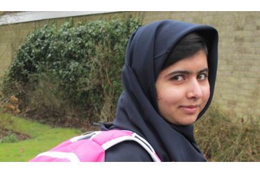 <br />
Malala devant son nouveau lycée, à Birmingham.