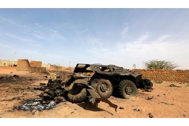 <br />
Un véhicule blindé a été détruit par des frappes aériennes, à Konna.
