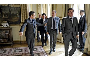 <br />
Nicolas Sarkozy, Jean François Copé, François Fillon et des sénateurs UMP en mars 2011. 