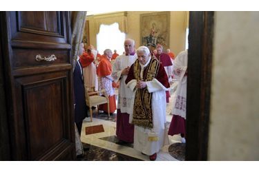 <br />
Le pape à la sortie du consistoire au cours duquel il a annoncé l'incroyable nouvelle aux cardinaux stupéfaits. 