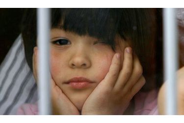 <br />
Une petite fille regarde par la fenêtre d'un orphelinat de Rostov-on-Don, dans le sud de la Russie. La question de l'adoption est au coeur de la discorde russo-américaine, parallèlement à l'affaire Magnitski.