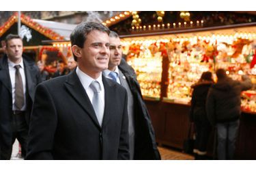 <br />
Manuel Valls sur le marché de Noël de Strasbourg, mercredi.