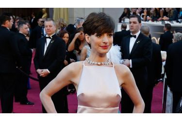 <br />
Anne Hathaway, sur le tapis rouge aux Oscars