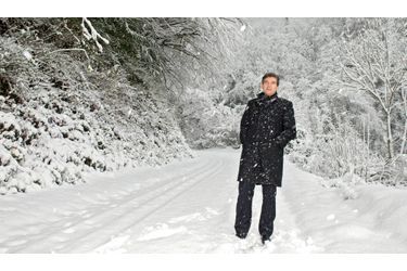 <br />
Le vendredi 7 décembre, journée classée en alerte orange par Météo France, Arnaud Montebourg prend un bol d’air frais sous la tempête de neige dans le Jura. Il reviendra pour les fêtes de fin d’année, avec ses deux enfants, dans une station de ski familiale.