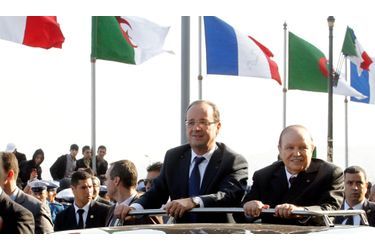 <br />
Abdelaziz Bouteflika et François Hollande à Alger, mercredi.