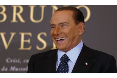 <br />
Silvio Berlusconi est fiancé. 
