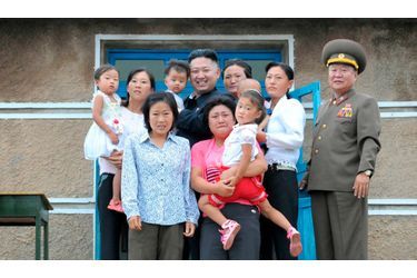 <br />
Kim Jong-un en visite dans une famille nord-coréenne le 19 août 2012