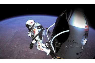 <br />
Felix Baumgartner, 43 ans, abandonne sa nacelle, il est 20 h 08 à Paris.  La mission « Red Bull Stratos, aux frontières de l’espace » se déroule parfaitement.