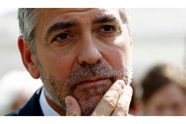 George Clooney donne 10 dollars à un SDF