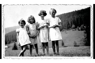 <br />
Les quatre soeurs Loridan (Marceline est la deuxième à droite), au temps de l’insouciance.