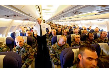 <br />
 A bord de l’Airbus A310 de l’armée de l’air qui les ramène en France, le ministre de la Défense se réjouit que les troupes passent cette année Noël en famille.