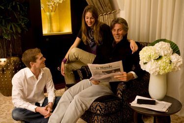 <br />
Le salon familial. Dominique Desseigne et ses enfants, Joy, 18 ans, et Alexandre, 21 ans, nous reçoivent dans la suite présidentielle de l’hôtel Fouquet’s Barrière, sur les Champs-Elysées, à Paris.