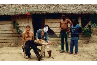 <br />
Thierry Jouan, à gauche, dans les années 80 avec les combattants du Flec, qui luttaient contre le régime marxiste de Luanda. Le visage de son collègue est volontairement effacé.