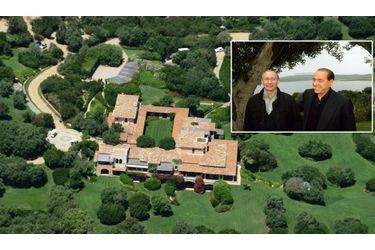 <br />
La villa Certosa, en Sardaigne: coin de nature aménagé tout confort avec ses trois villas nichées au coeur de la garrigue et ourlées par l’écume cherche acquéreur, 450 millions d’euros. En médaillon, Silvio Berlusconi recevait Poutine en avril 2008.