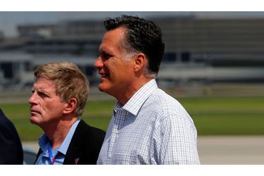 <br />
Sans cravate,  Stuart Stevens au côté de Mitt Romney, le 28 août dernier, à l&#039;aéroport de Tampa.