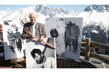 <br />
Le 7 juillet 2010, sur la terrasse du restaurant La Bergerie de Planpraz,  au-dessus de Chamonix. L’ex-alpiniste tient un piolet de 1950. De g. à dr.,  des photos de l’expédition. 1. Gaston Rébuffat (à dr.) épuisé et  souffrant d’ophtalmie. 2. Herzog, dont la peau des doigts gelés part en lambeaux. 3. Louis Lachenal, le guide de haute montagne qui  l’a accompagné au sommet. 4. Lionel Terray, soutenu par un sherpa, Ang-Tharkey, a momentanément perdu la vue. 