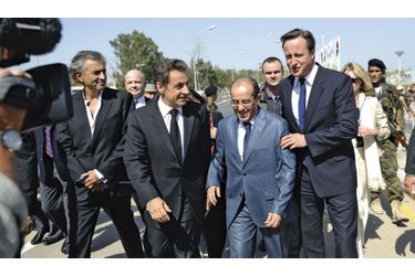 <br />
Tripoli, le 15 septembre 2011. Nicolas Sarkozy et Mahmoud Jibril entourés de Bernard-Henri Lévy (à g.) et de David Cameron (à dr.)