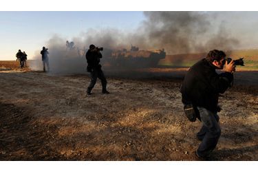 <br />
En avril 2009, des reporters photographient les troupes israéliennes à l&#039;entrée de Gaza. 