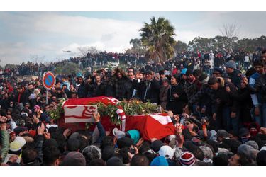 <br />
Vendredi 8 février, Tunis.  Le cercueil de Chokri Belaïd arrive  au cimetière du Jellaz dans une  ambiance électrique. Des centaines de milliers de personnes sont descendues dans la rue pour ses funérailles.