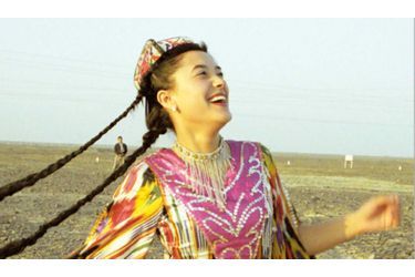 <br />
2003, région autonome ouïgoure du Xinjiang, également  appelée Turkestan oriental, Chine. Aïgull en robe traditionnelle ouïgoure  à Tourfan pour le mariage d’une amie. Les Ouïgours, peuple turcophone  et musulman sunnite, constituent l’une  des plus importantes ethnies minoritaires de Chine. 