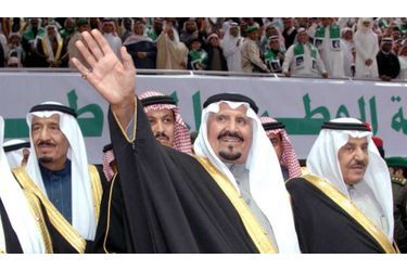 <br />
Sultan (au centre), entouré de Salman (G.) et Nayef (D.) en décembre 2009. 