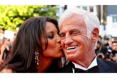 <br />
Jean-Paul Belmondo et sa compagne Barbara Gandolfi lors d'un hommage au Festival de Cannes en 2011.