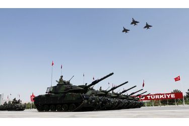 <br />
Des tanks et des avions turcs, lors d'une parade militaire en 2010.
