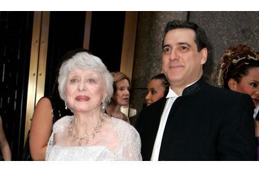 <br />
Celeste Holm et Frank Basile au Tony Awards, en 2007.