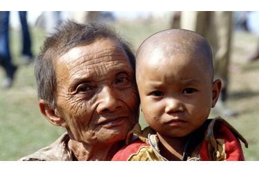 <br />
Un grand-père chakma et son petit-fils de 18 mois. 