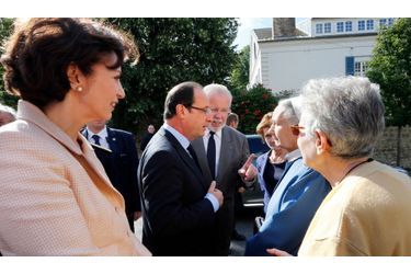 <br />
François Hollande et Marisol Touraine lors de la visite à la maison médicalisée Notre Dame du Lac à Rueil-Malmaison. 