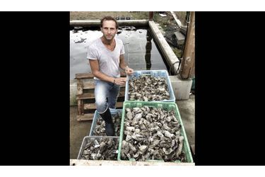 <br />
Julien Brizard, photographié dans la claire de sa cabane à Andernos-les-Bains devant des cageots d’huîtres mortes.