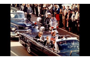 <br />
22 novelbre 1963, Jackie et JFK arrivent à Dallas. Ils montent dans la Lincoln derrière le gouverneur Connally et son épouse. Le garde du corps Clint Hill (lunettes noires et pochette blanche) se tient à l'arrière de la Lincoln. 