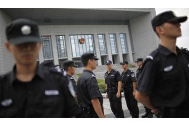 <br />
Des policiers gardent le tribunal de Hefei, où a été entendue Gu Kailai et certains de ses complices.