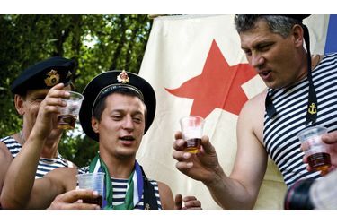 <br />
En plein été, comme ici  à Moscou, la Journée de la marine russe est prétexte à toutes sortes de libations.  Mais en Russie, c’est tous les jours qu’on boit sec.