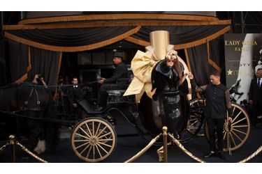 <br />
Le 14 septembre, à New York, Lady Gaga débarque chez Macy's en corbillard vintage pour le lancement de sa nouvelle fragrance, "Lady Gaga Fame". 