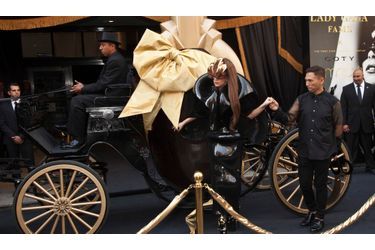 <br />
Pour le lancement mondial de Fame, le 14 septembre à New York, elle arrive au grand magasin Macy’s dans un flacon géant tiré par des chevaux.