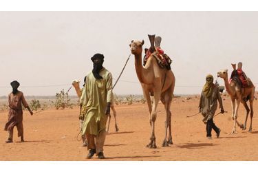<br />
Mai 2010:  des Touaregs amènent leur troupeaux de chameaux vers le fleuve Niger dans la ville malienne de Gao.