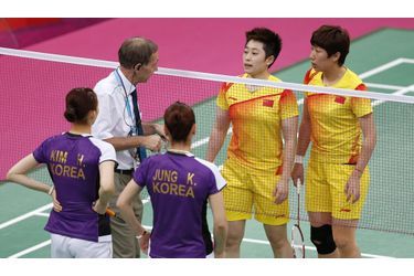 <br />
Un officiel vient demander aux doubles Chinois et Sud-Coréen d&#039;améliorer leur jeu.
