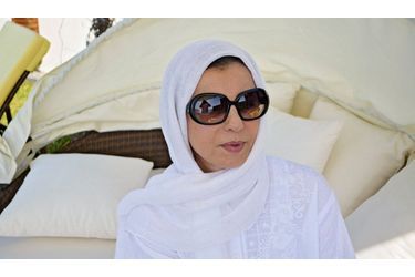 <br />
Foulard et abaya blanche : Leïla Ben Ali s’est adaptée, en apparence, aux us et coutumes des Saoudiens. 