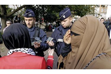 <br />
A Lille, dix personnes ont été interpellées, une cinquantaine à Paris, dont plusieurs femmes voilées. 