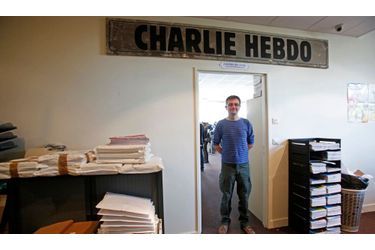 <br />
Charb, le directeur de la publication, pose dans les locaux de l'hebdomadaire satirique.