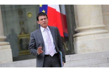 Manuel Valls rend hommage au policier tué à Cannes
