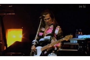 <br />
Le bassiste d&#039;Elton John, Bob Birch, s’est suicidé d’une balle dans la tête mercredi