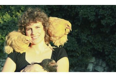 <br />
Elise Rousseau, auteur de « Tout pour ma poule » avec, dans les bras, Grosse Cotte, une marans, et, sur l’épaule, Plumette, une jeune orpington. 