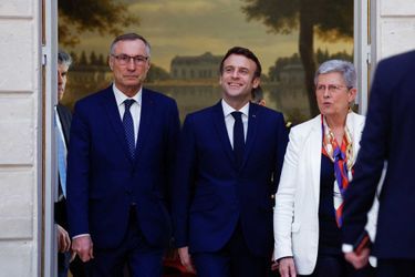 Le sénateur Jean-Marie Bockel, Emmanuel Macron et la Secrétaire d&#039;État auprès de la ministre des Armées de France Genèvieve Darrieussecq.