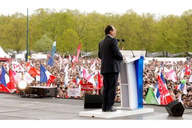 <br />
François Hollande, dimanche, devant le château de Vincennes.