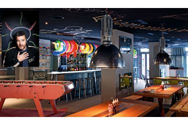 <br />
De la grande pièce commune, à la fois restaurant, bar et cuisine ouverte, à la terrasse à damiers,  le Mama vit au rythme de la ville. En médaillon, Philippe Starck