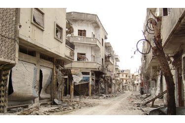 <br />
Dans une rue de la vieille ville de Homs, vendredi. Les trace des bombardements de l'armée du régime sont partout.