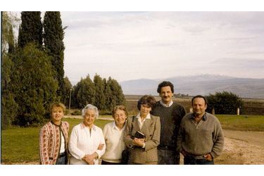 <br />
Entourant Danielle Mitterrand, son fils Jean-Christophe et Jacques Golan ; Ruth Golan avec sa mère, et Elisabeth Mitterrand, sa belle-fille