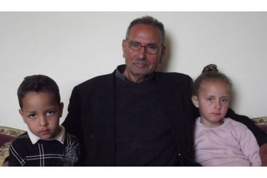 <br />
Mohamed Benalel Merah avec ses deux derniers enfants (il en a quatorze), les jumeaux Alla Eddine et Boutheina, 6 ans. Depuis la mort de son demi-frère, abattu par le raid, Alla Eddine veut changer de prénom et s’appeler Mohamed Alla Eddine.
